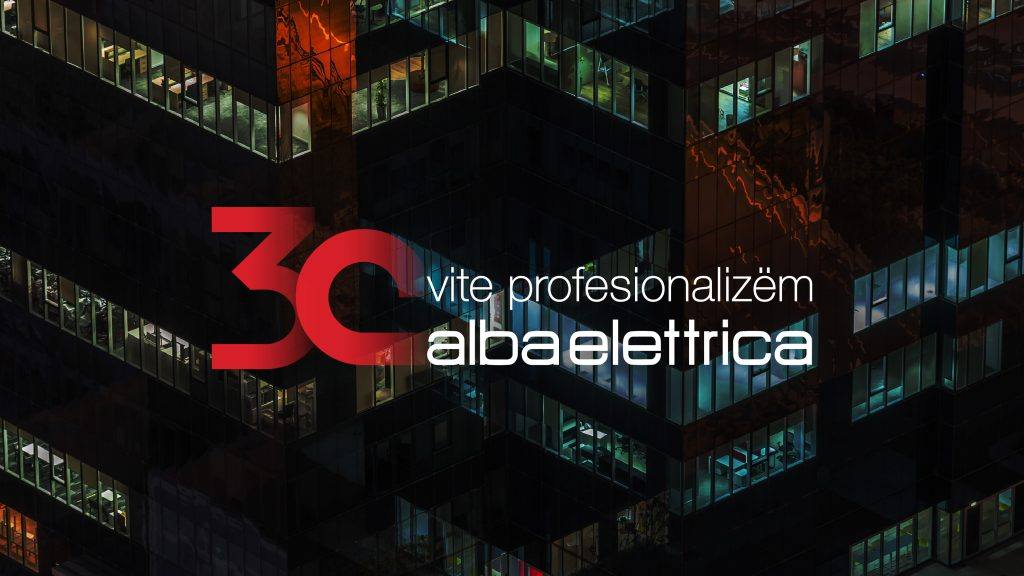 Logotipo do 30º aniversário da Alba Elettrica sobre um prédio de escritórios à noite